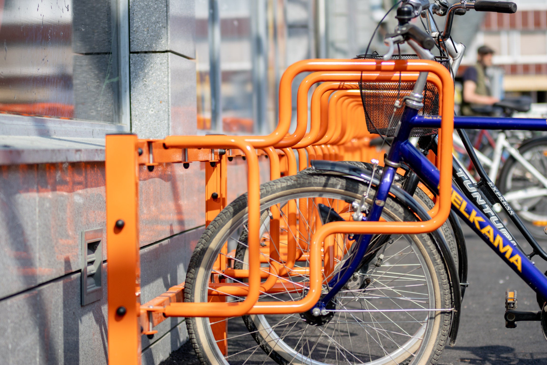 Runkolukittava pyöräteline CubiQ Premium värissä RAL 2004