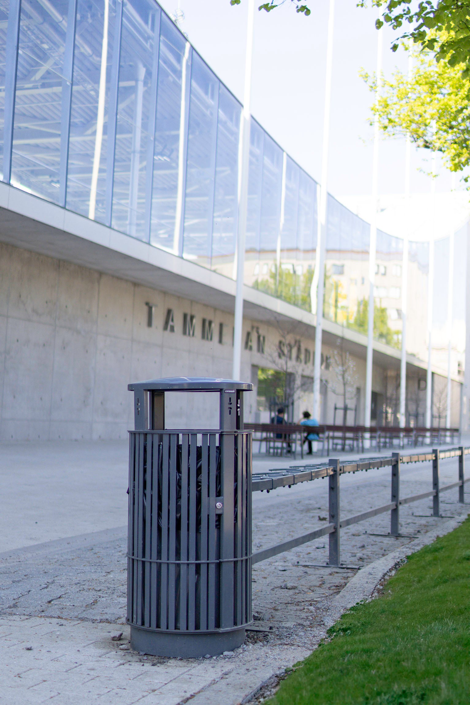 Lehtovuoren Plaza-roska-astia ja CubiQ E-Scooter -potkulautatelineet värissä RAL 7021