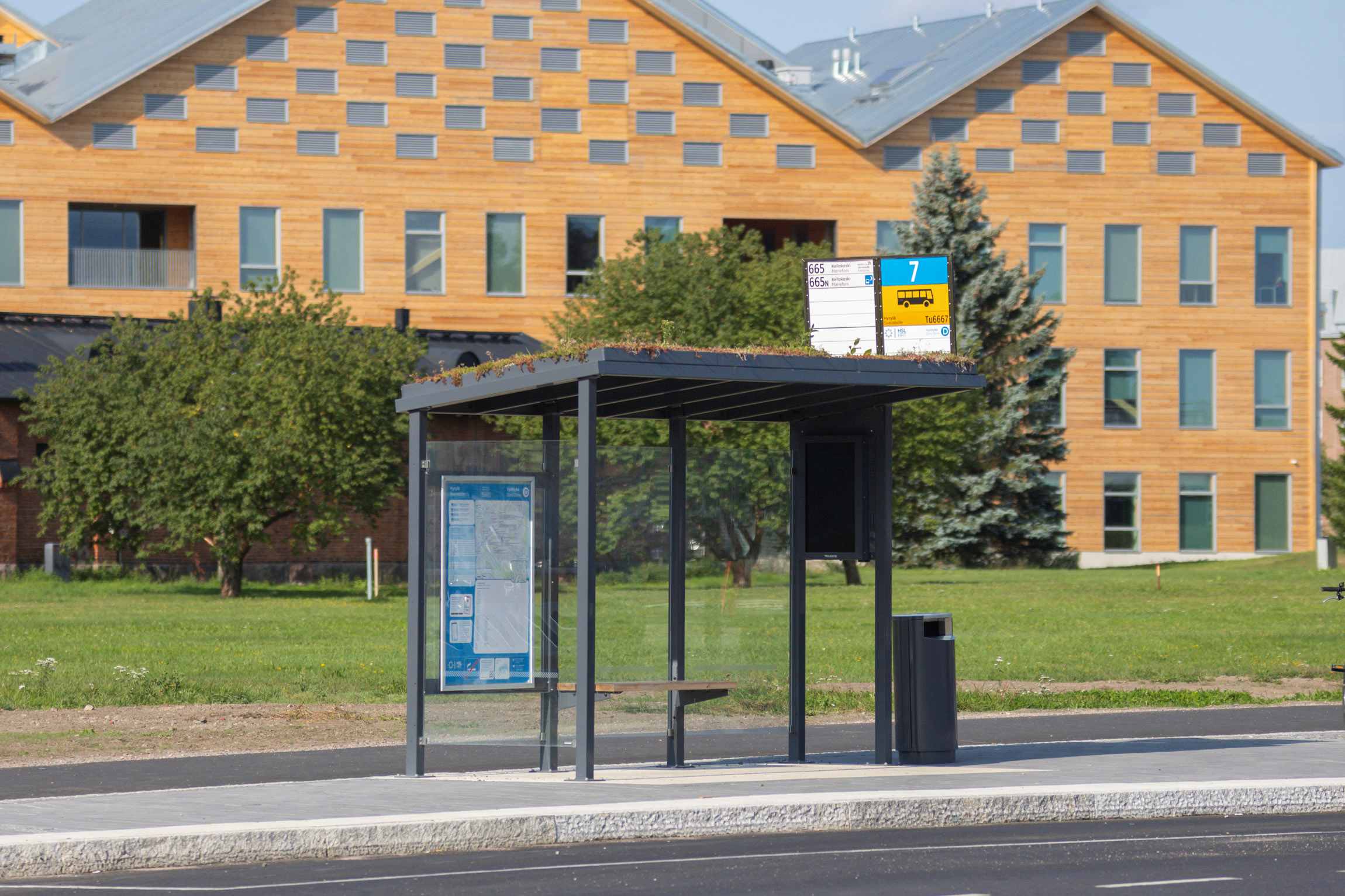 Lehtovuoren ViVa-pysäkkikatos Tuusulan Rykmentinpuistossa