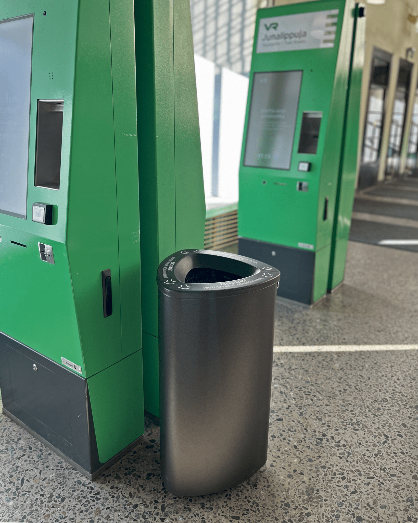 Kierrätys ja lajittelu Tampereen rautatieasemalla – Lehtovuoren Bermuda-lajitteluastiat - Lehtovuori