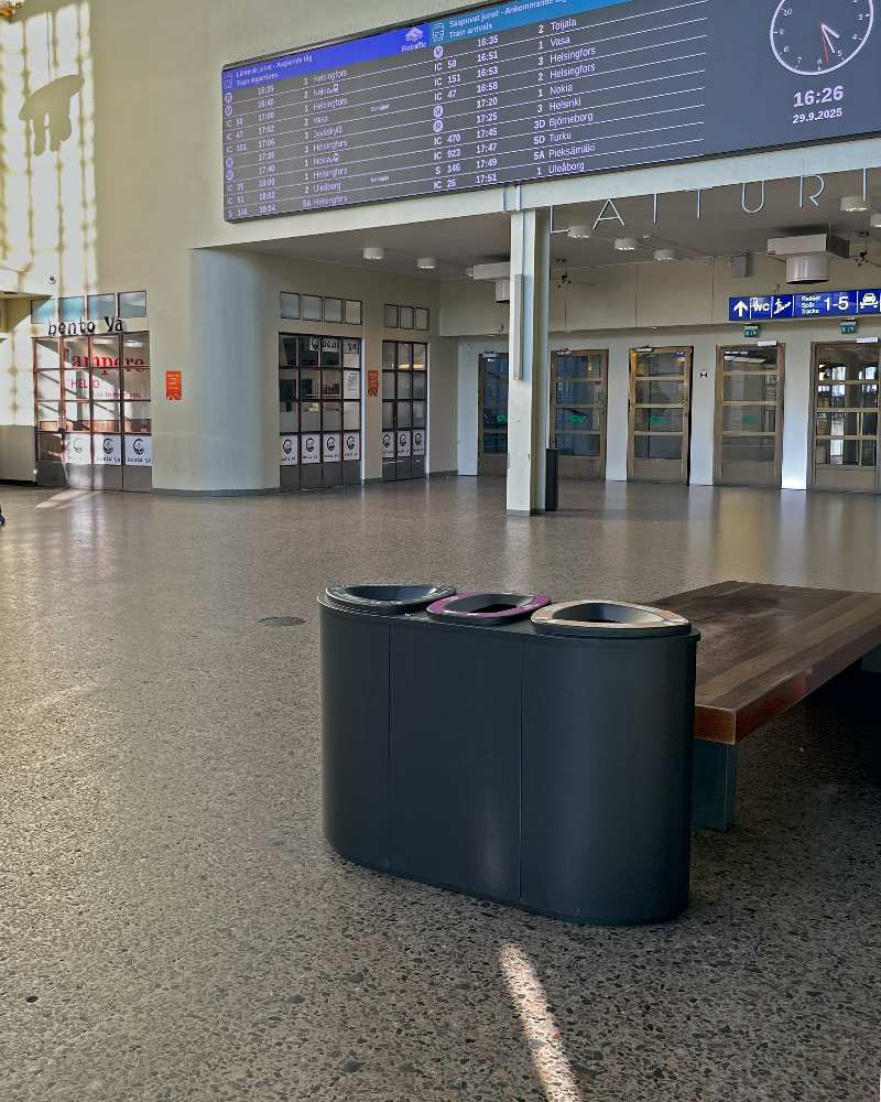 Bermuda Tripla Finbin Black 1945, Tampereen rautatieasemalla