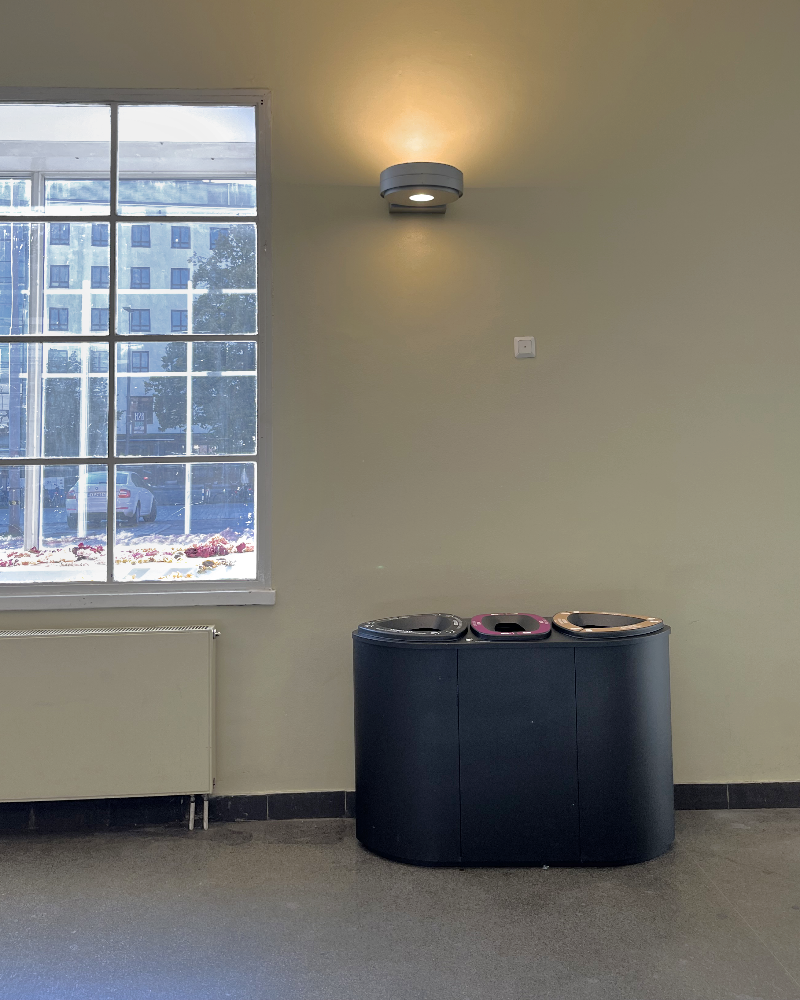 Sisätilojen lajitteluastia Bermuda Tripla kolmen jätelajin keräykseen