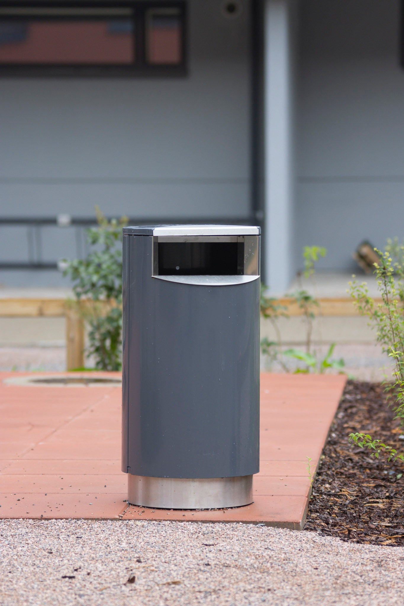 City 60 -roskis värissä RAL 7024 Perkiönkadun pihassa