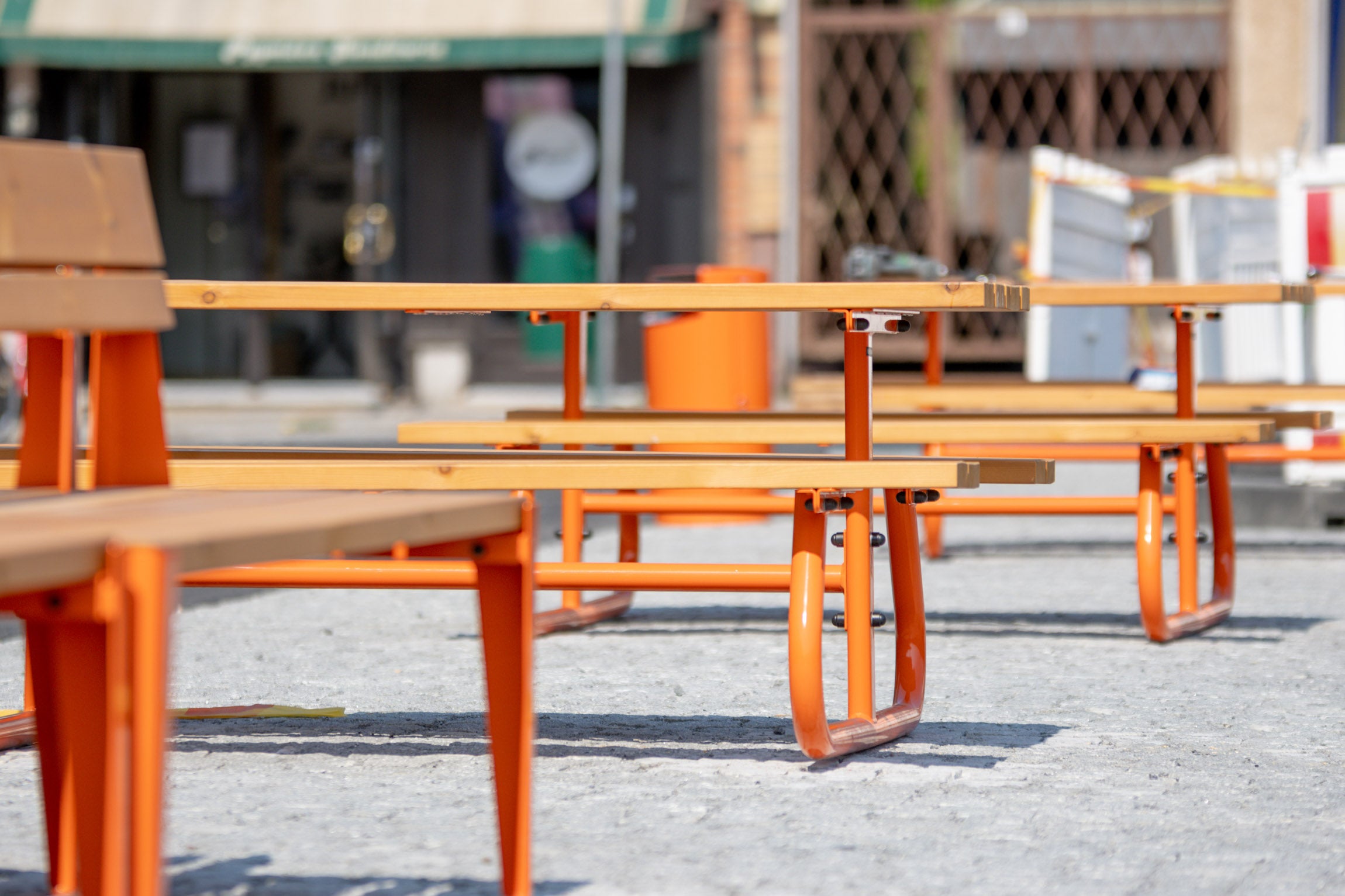 Puiset Combi-pöytäpenkit värissä RAL 2004