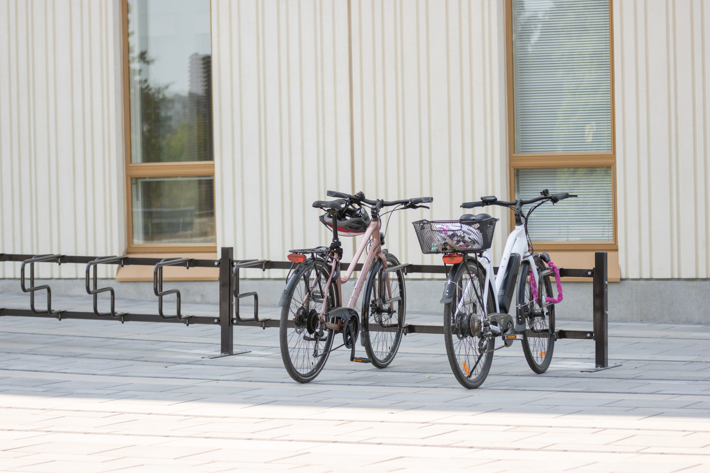 Runkolukittava CubiQ Standard -polkupyöräteline Nokian hyvinvointikeskuksessa