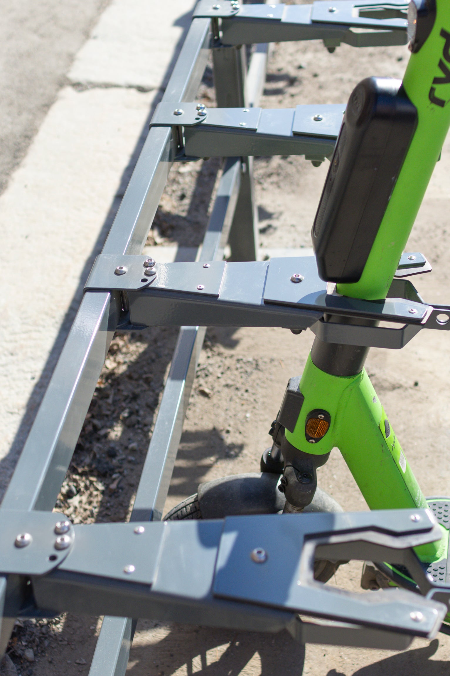 Potkulautateline CubiQ E-Scooter värissä RAL 7012