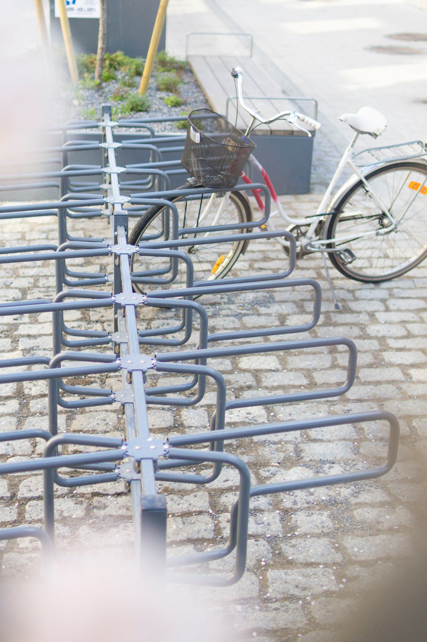 Lehtovuoren kaksipuoleinen CubiQ Standard -pyöräteline RAL 7012 -värissä