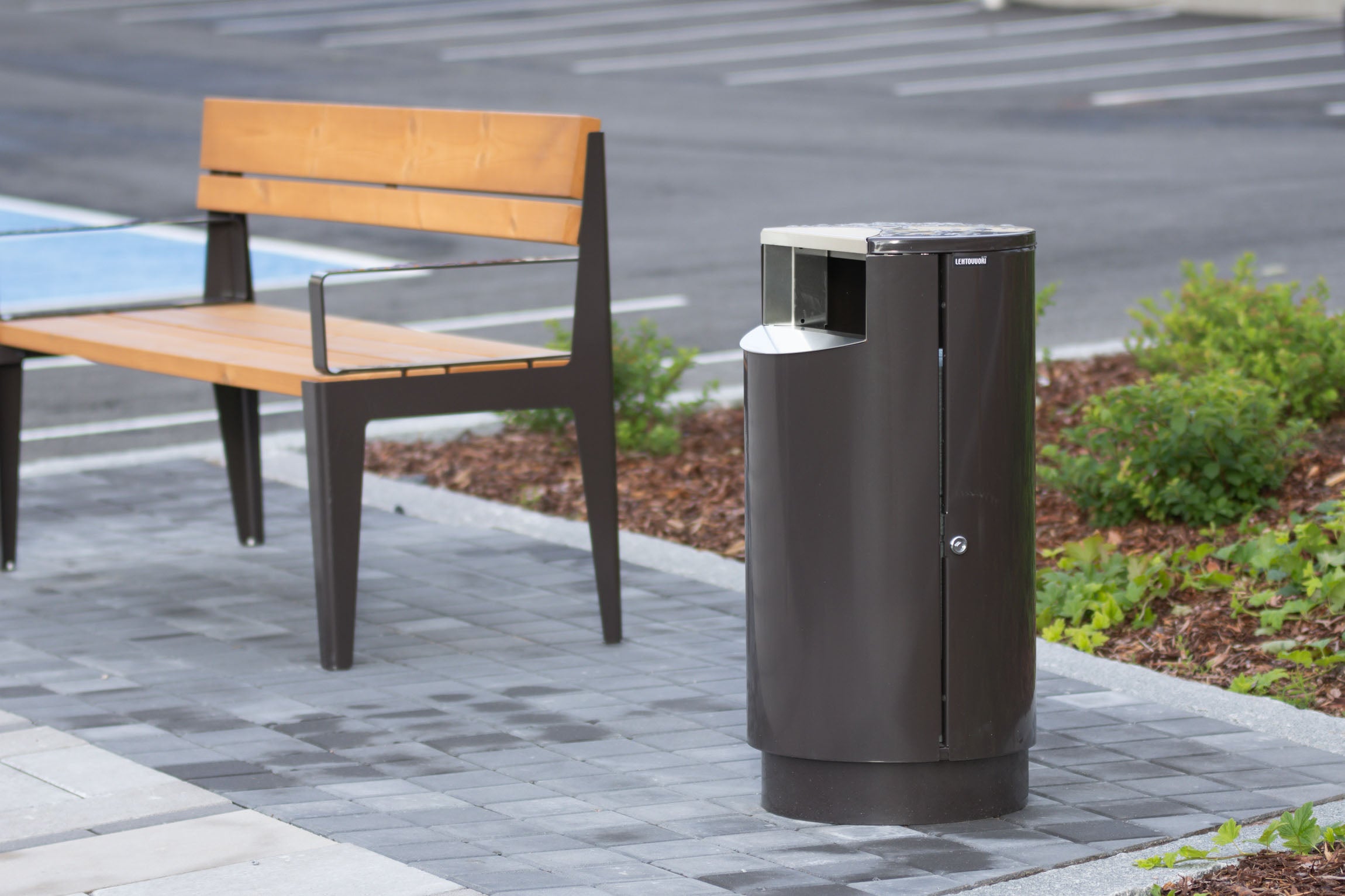 Lehtovuoren Kuru-penkki käsinojilla ja CITY®-roska-astia