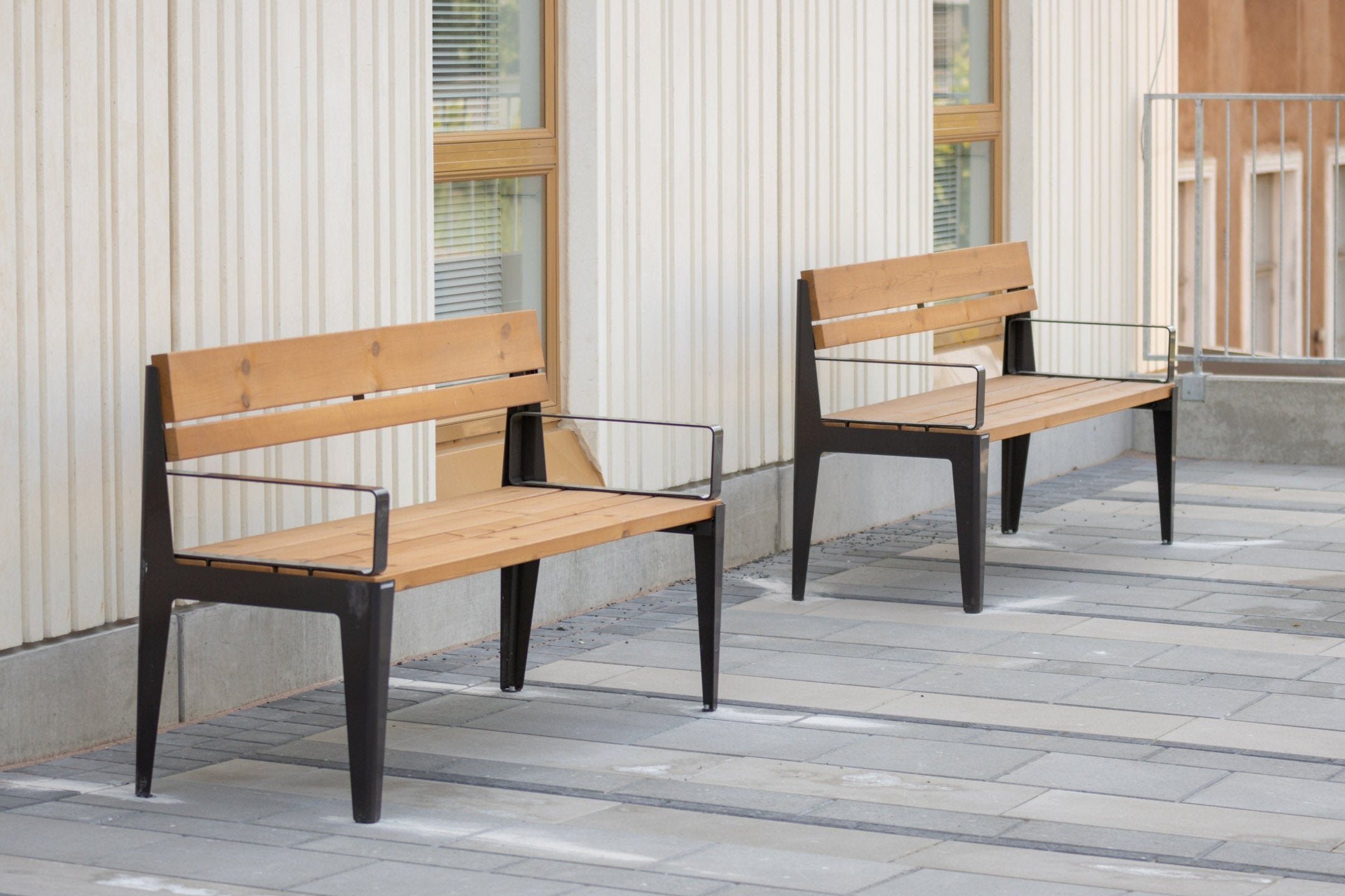 Lehtovuoren Kuru penkit RAL 8019 värissä ja kuultotammi käsitellyillä puuosilla Nokian hyvinvointikeskuksessa