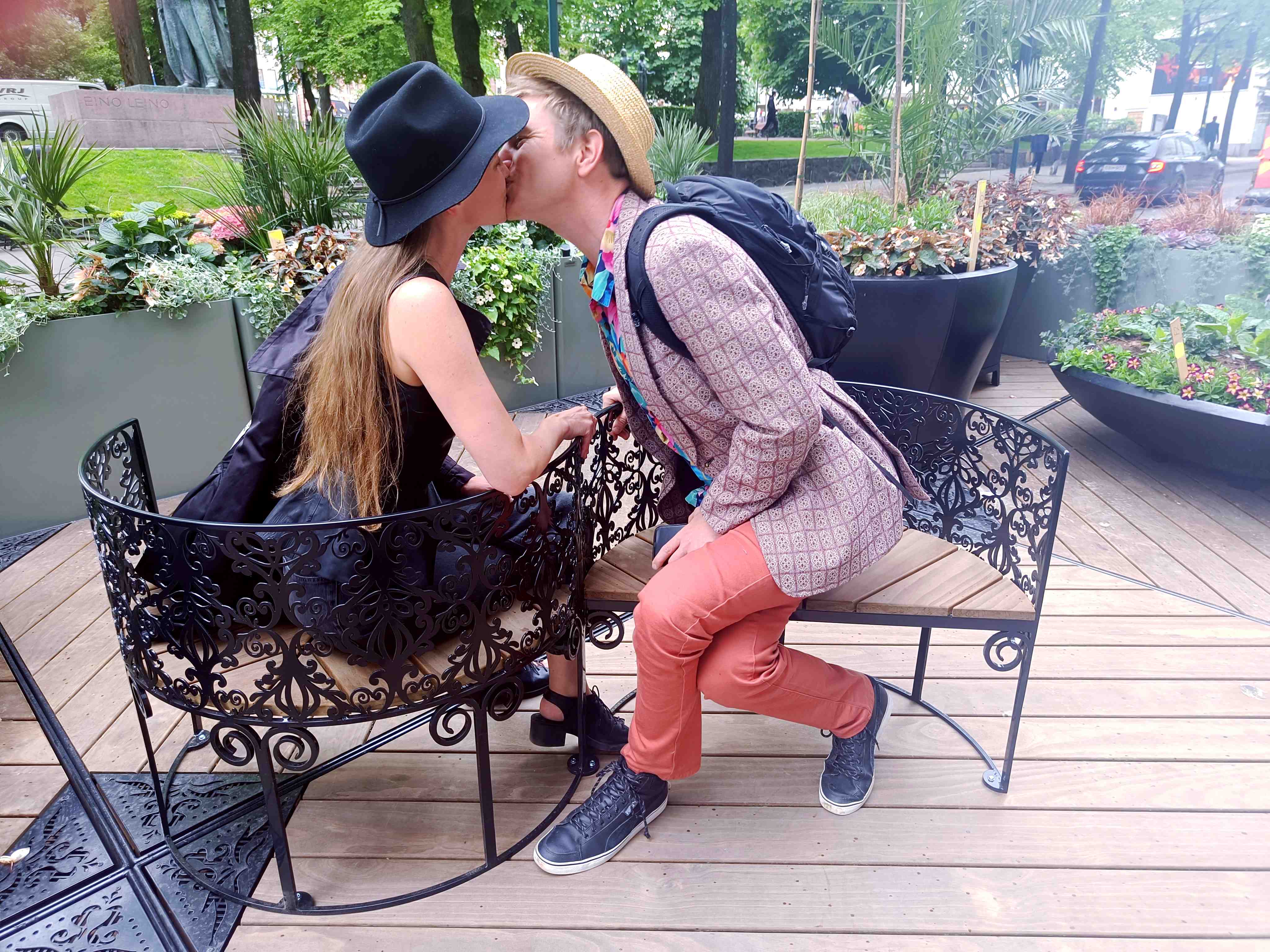 Lehtovuoren suunnittelema ja valmistama pusupenkki