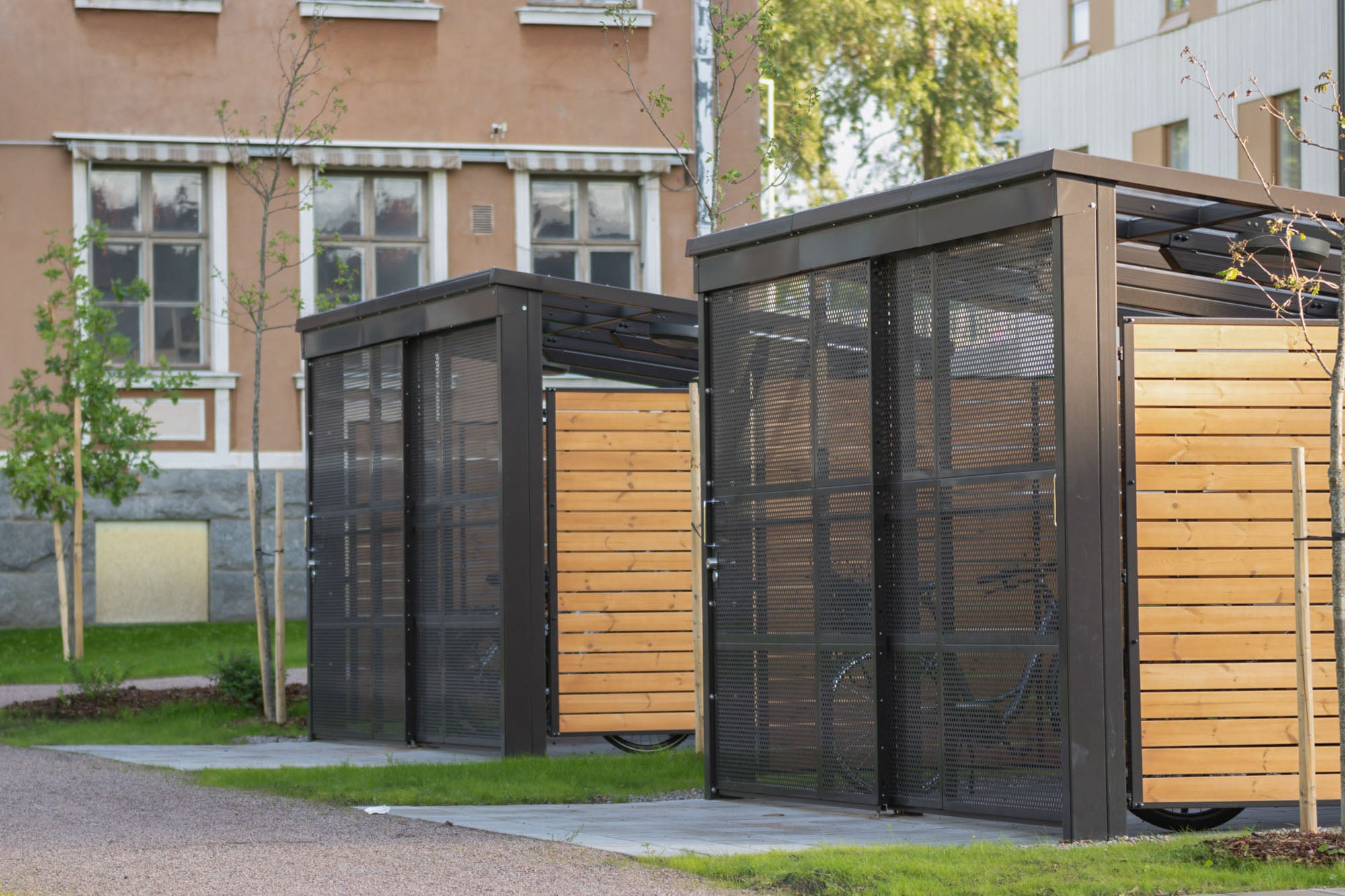 ViVa-pyörätalli liukuovilla ja puurimoituksella