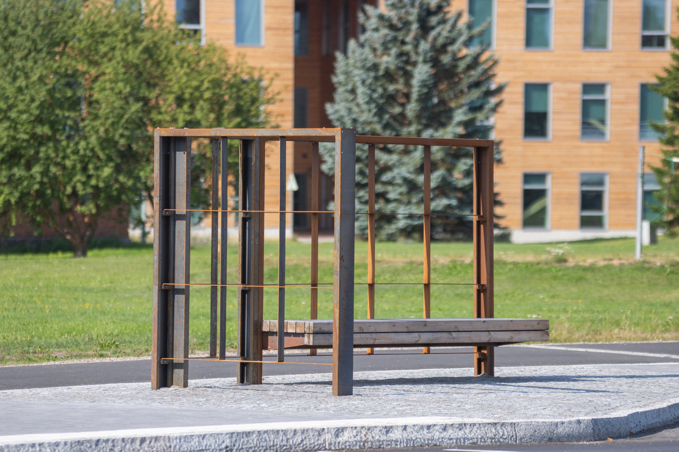 Tuusulan rykmentinpuistossa Lehtovuoren mittatilaustyönä valmistamat köynnösmoduulit penkeillä