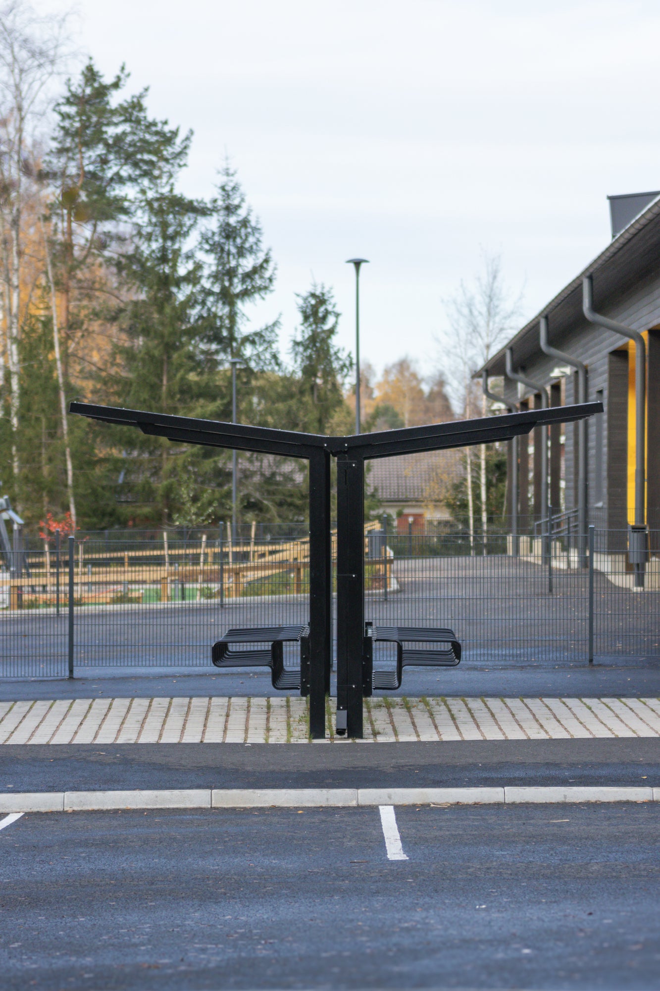 ViVa-katosratkaisu pyörien pysäköintiin Ikurin päiväkodin ja koulun pihassa