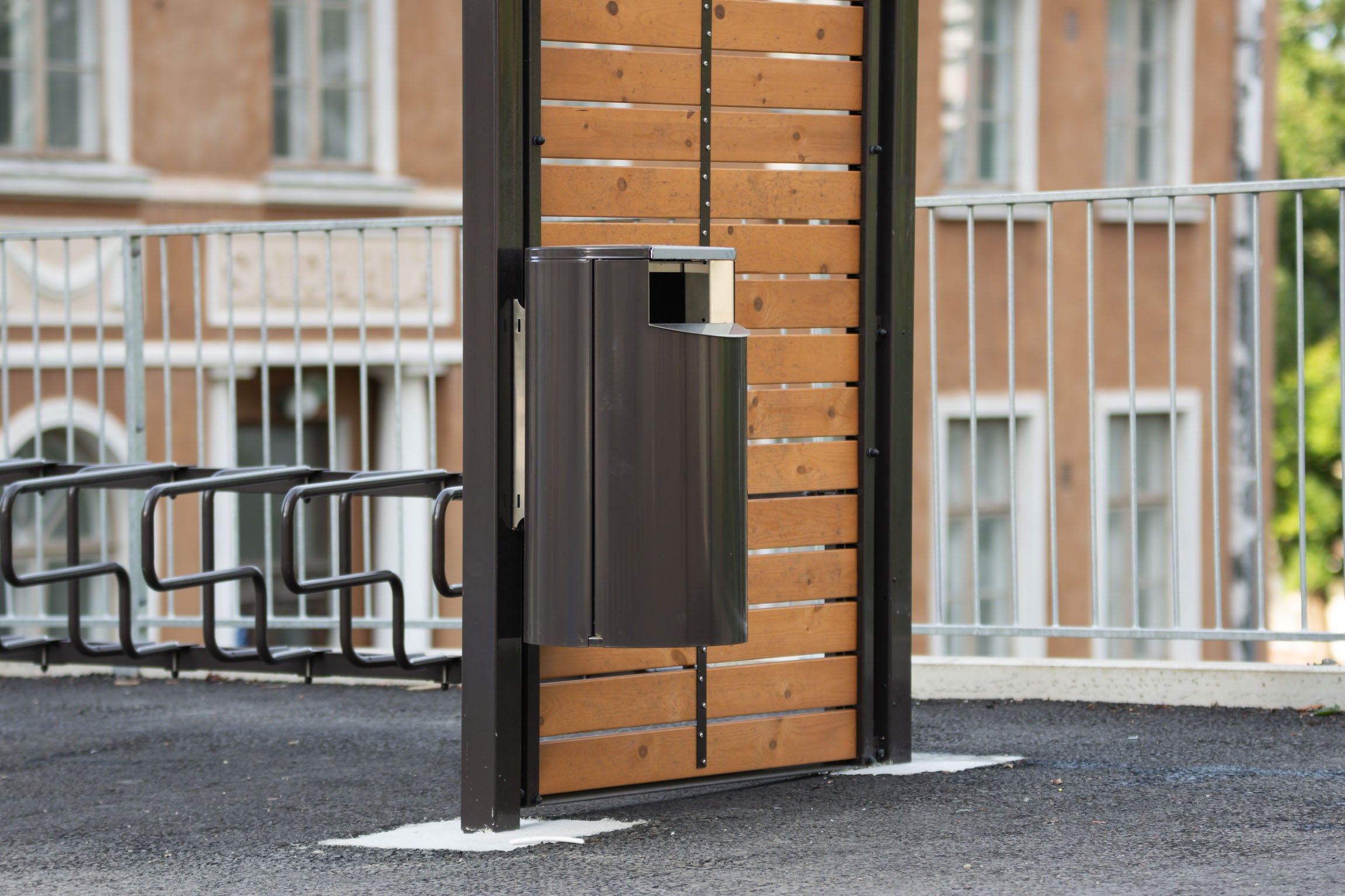 ViVa-katosratkaisu lisävarustettuna CITY® 60 -roskiksella