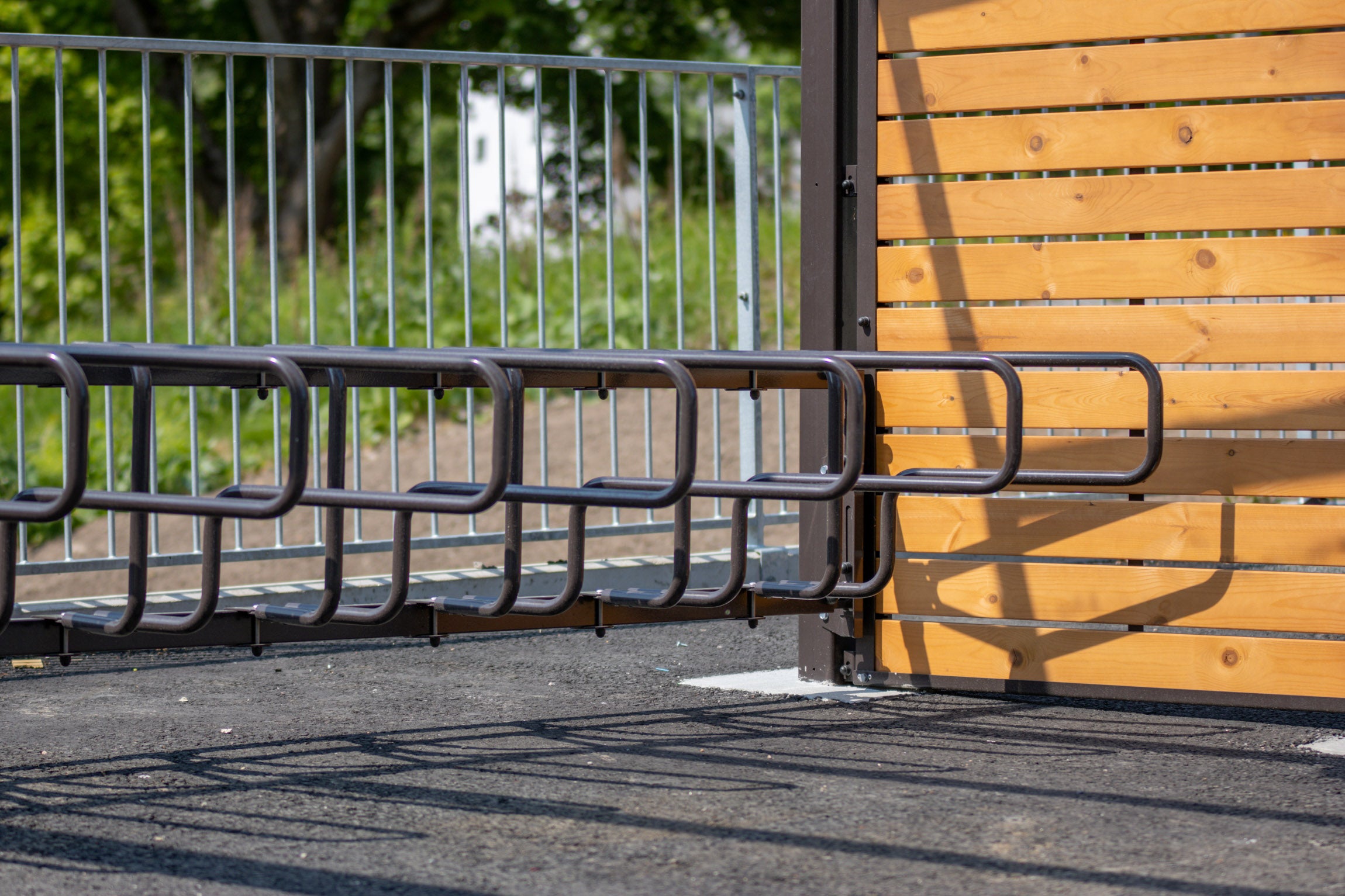 ViVa-pyöräkatos ja CubiQ Standard -pyörätelineet