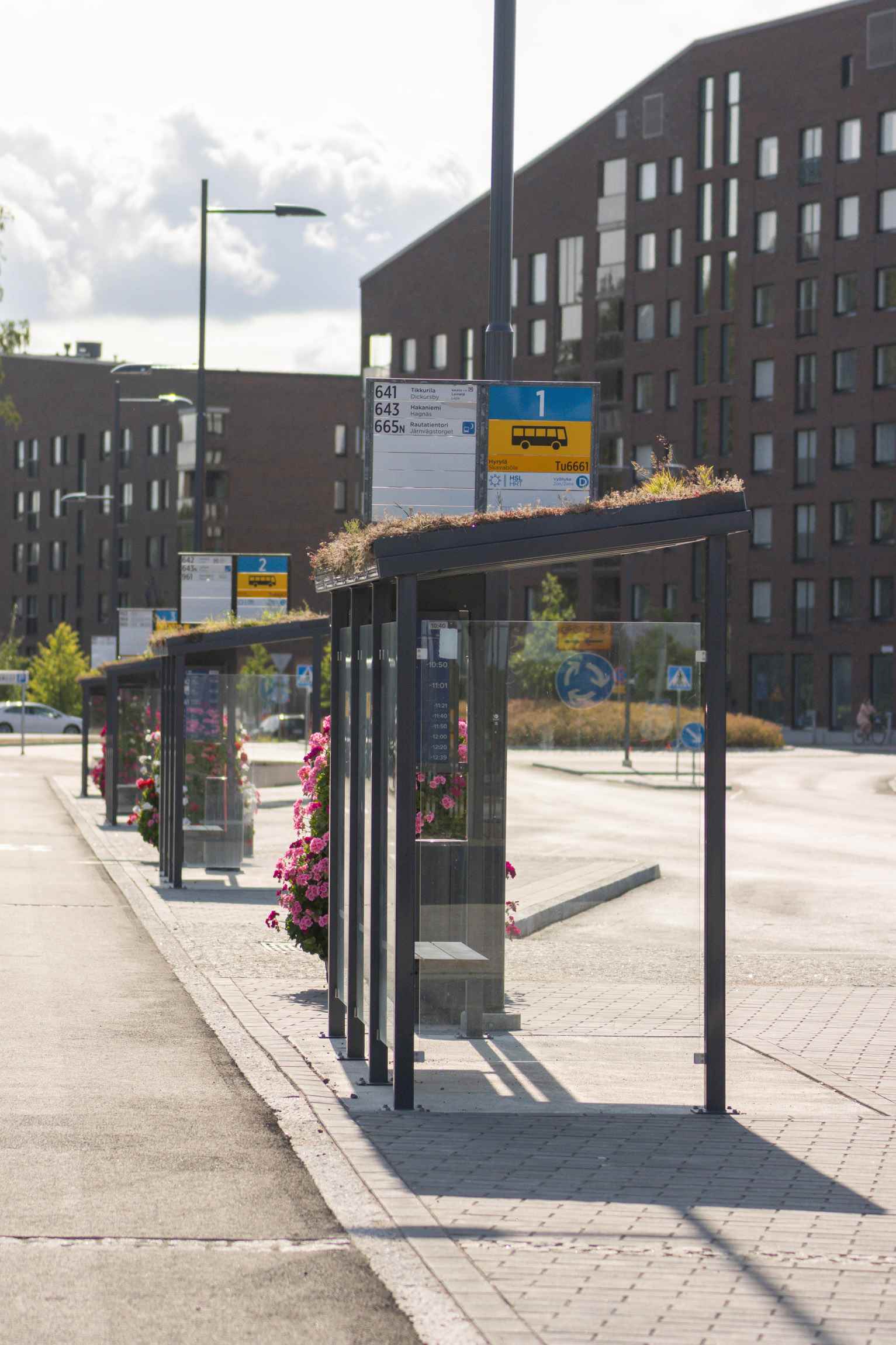 Lehtovuoren ViVa-bussikatos viherkatolla värissä RAL 7024