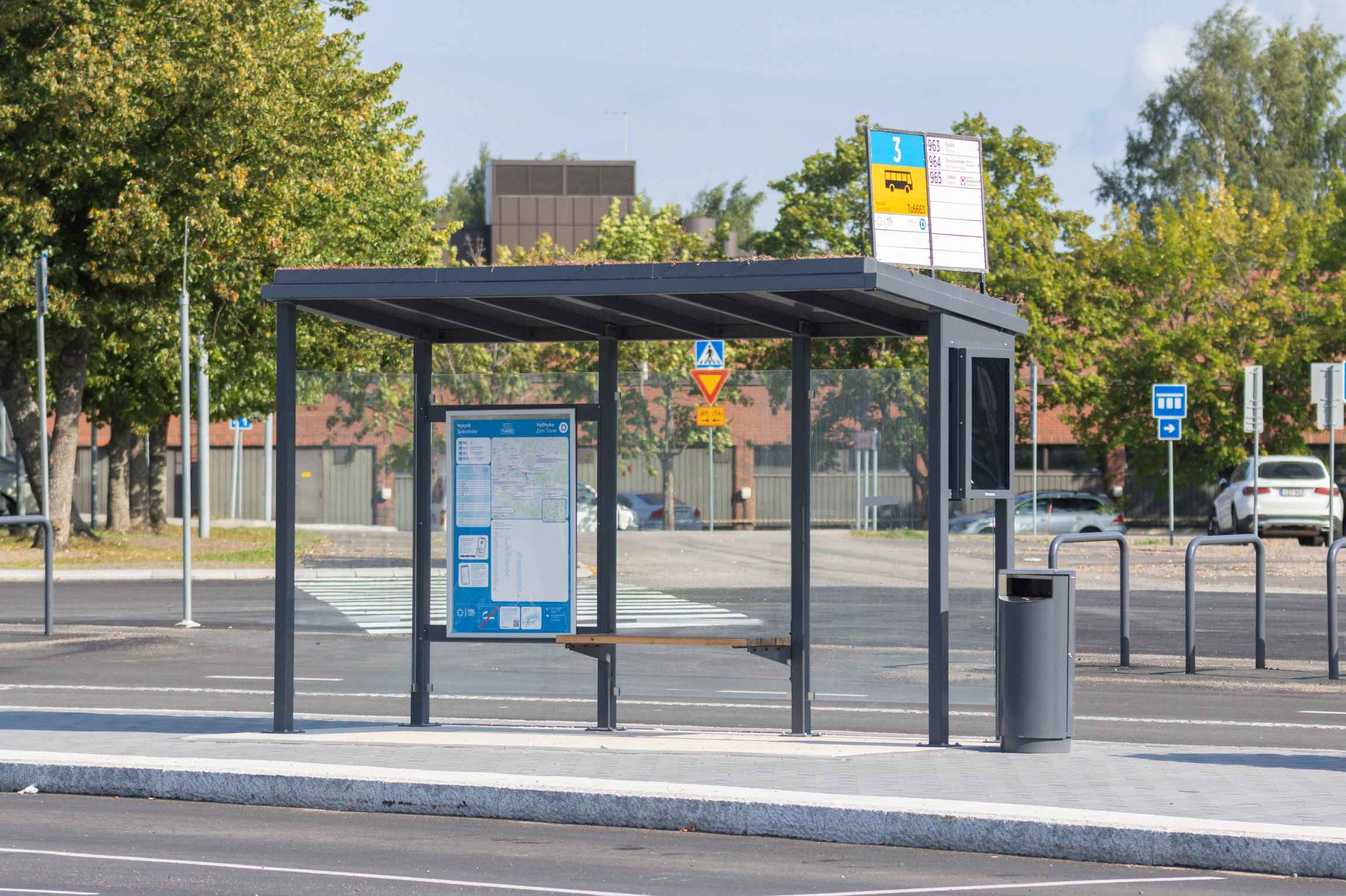 ViVa-bussikatos ja CITY® 100 -roskis värissä RAL 7024