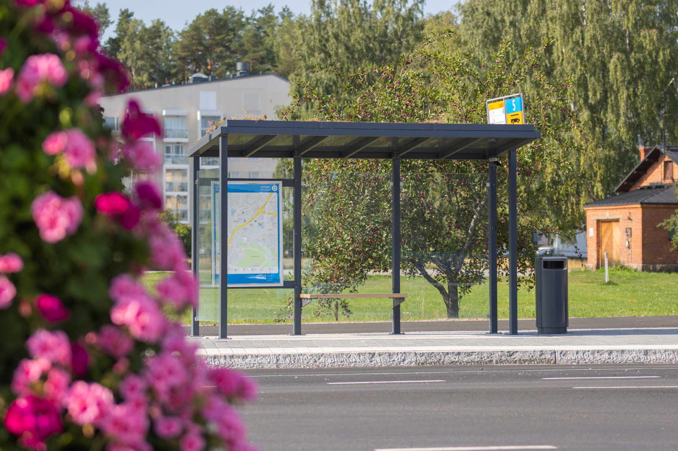 Modulaarinen ViVa-katosratkaisu bussikatoksena Tuusulan Rykmentinpuistossa