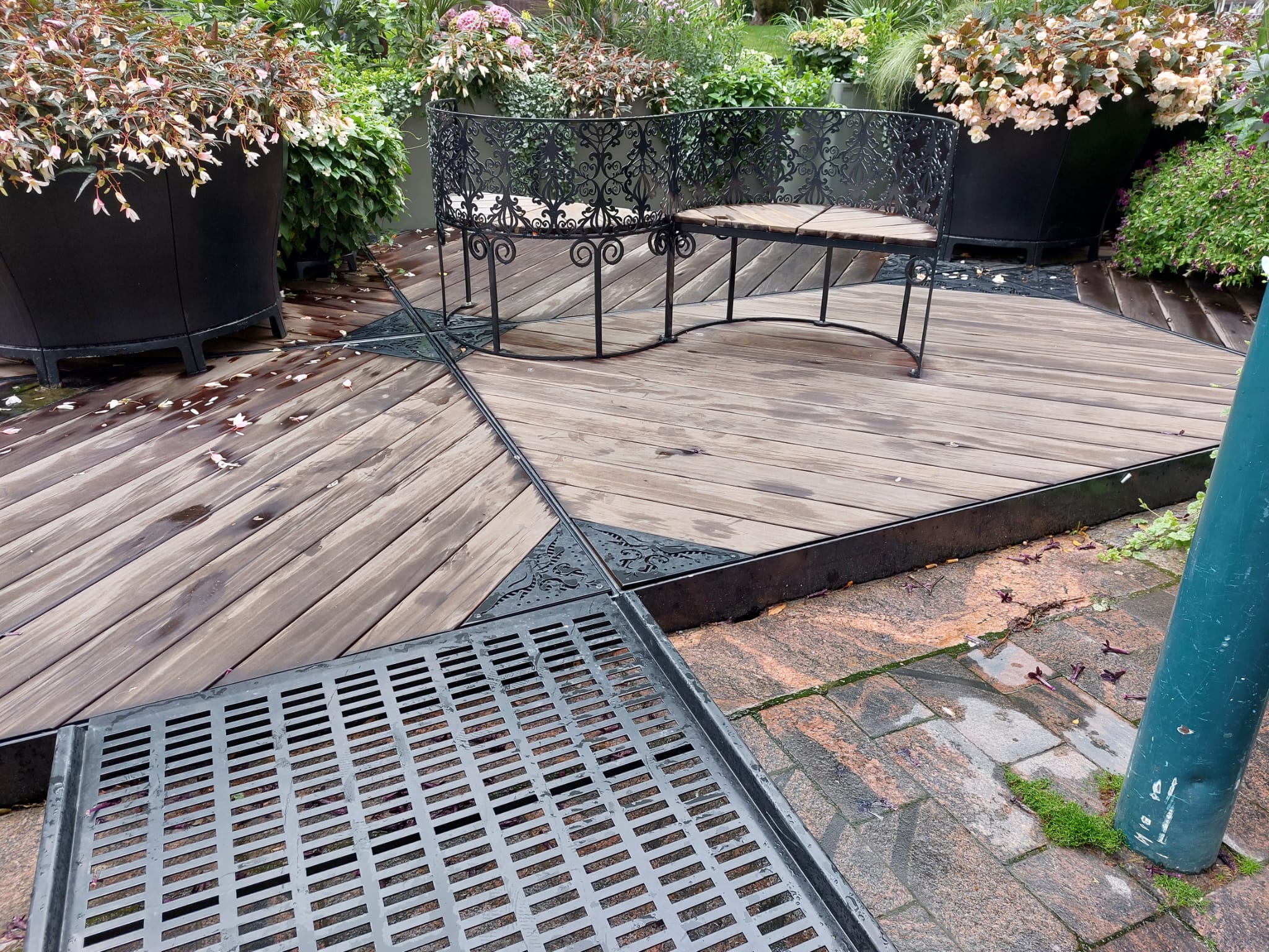 Lehtovuoren suunnittelema parklet-terassiratkaisu