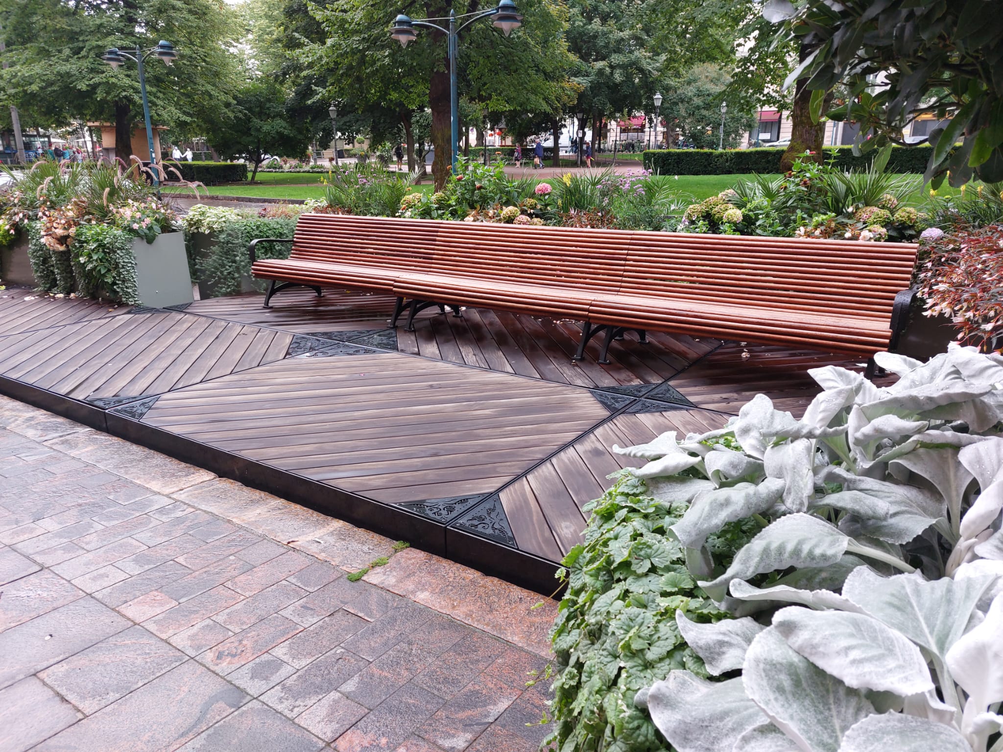 Helsingin Esplanadin terassiprojekti Lehtovuoren suunnittelemalla ja valmistamalla terassilla