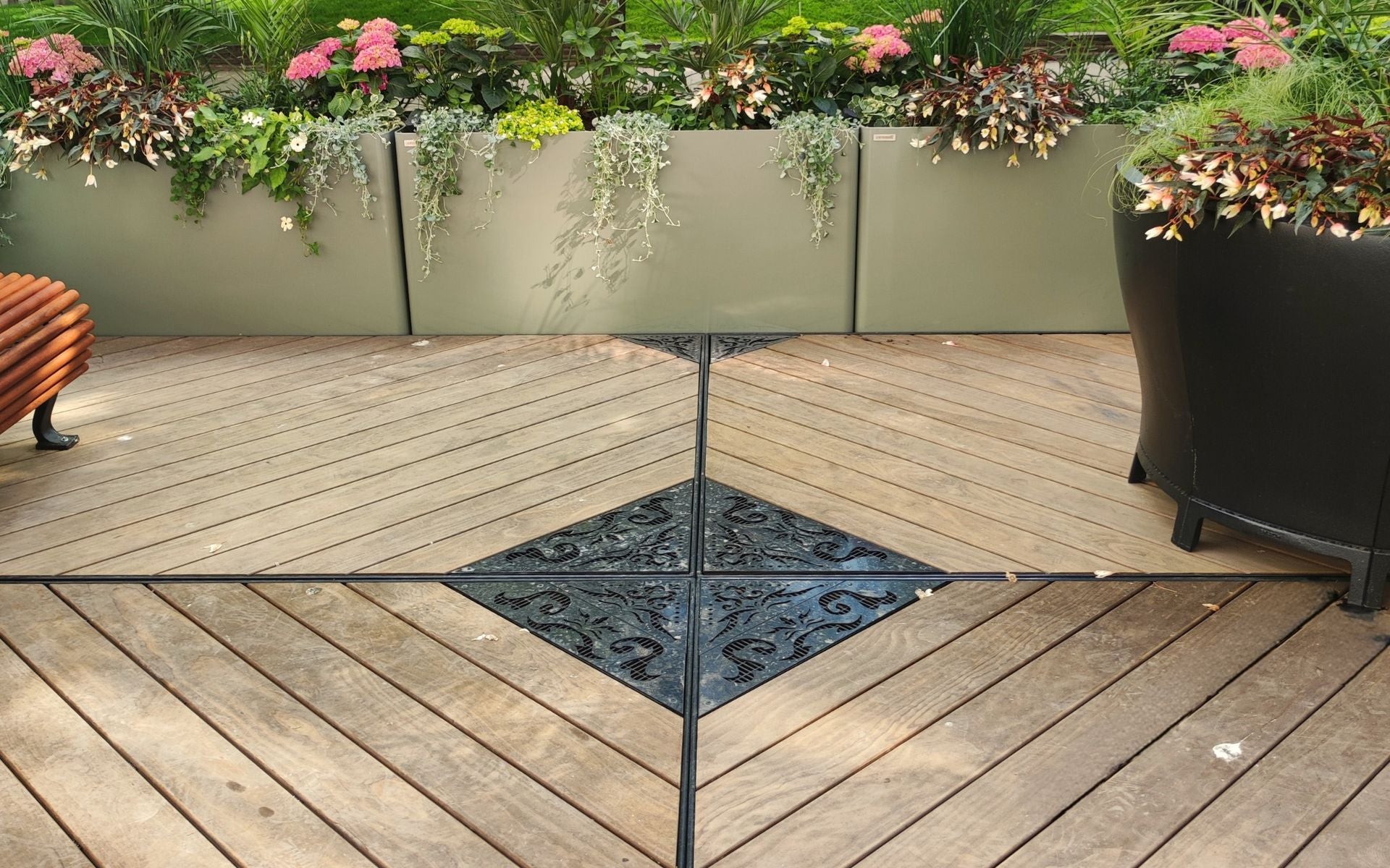 Lehtovuoren puinen terassi Helsingin Esplanadin kävelykadulla