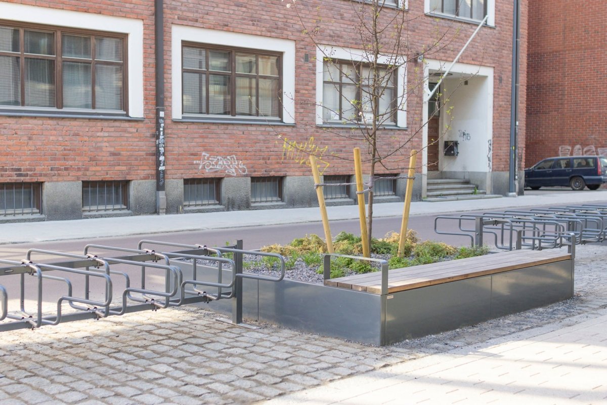 Tammelan Stadionin alueen erikoispenkit ja CubiQ Standard -pyörätelineet