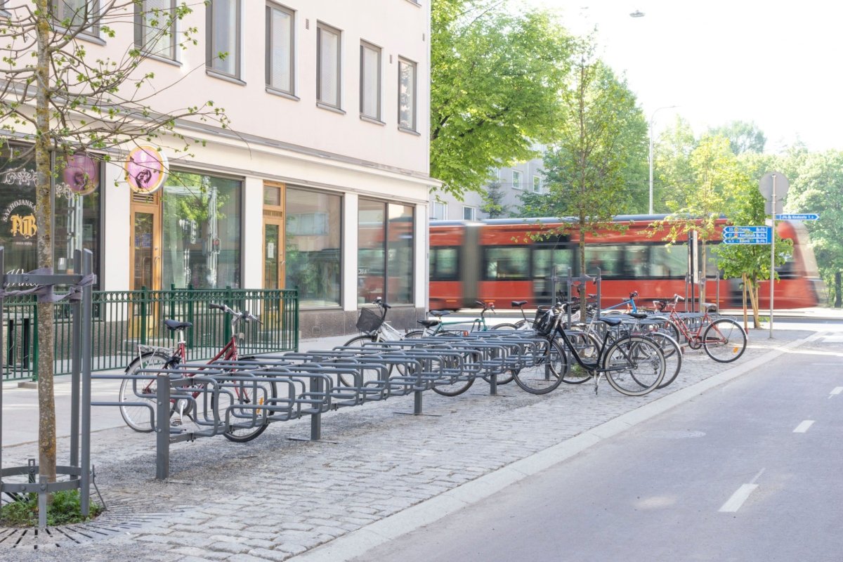 Lehtovuoren CubiQ Standard -pyörätelineet käytössä Tammelan Stadionin alueella