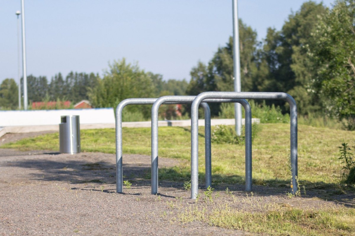 Runkolukittava pyöräteline U2, zn, L1000xK900, Betonoitava - Lehtovuori