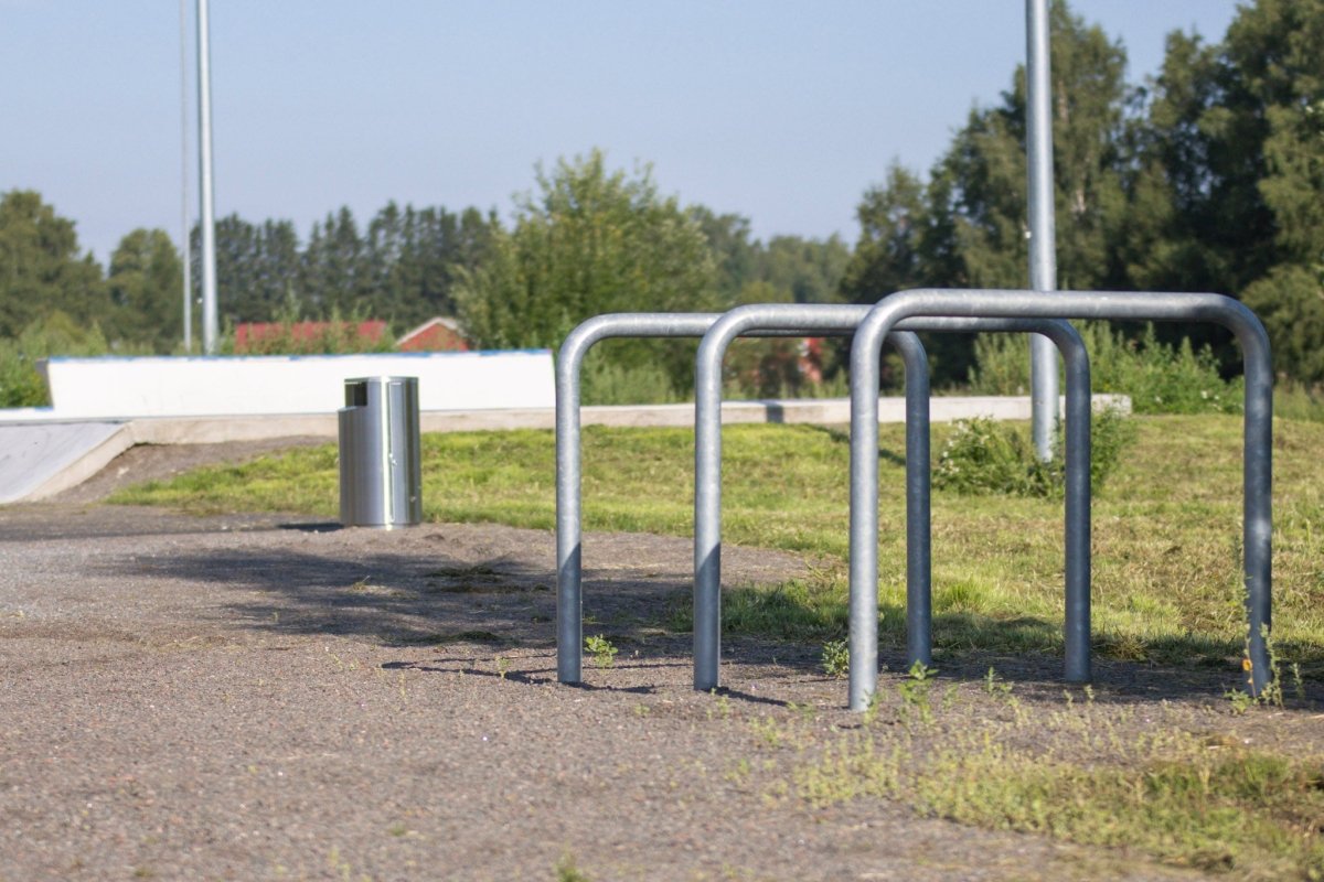 Runkolukittava pyöräteline U2, zn, L1000xK900, Betonoitava - Lehtovuori