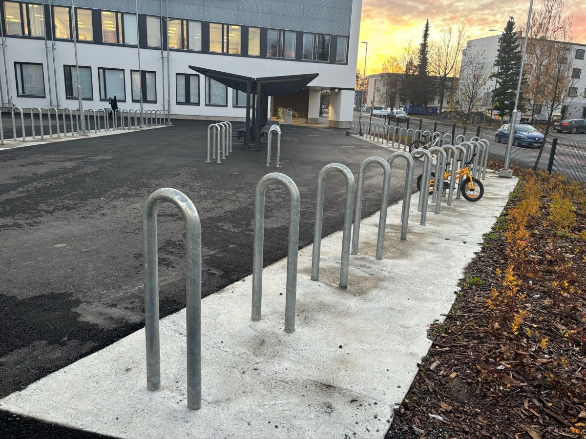 Runkolukittava pyöräteline U2, zn, L300xK900, Betonoitava - Lehtovuori